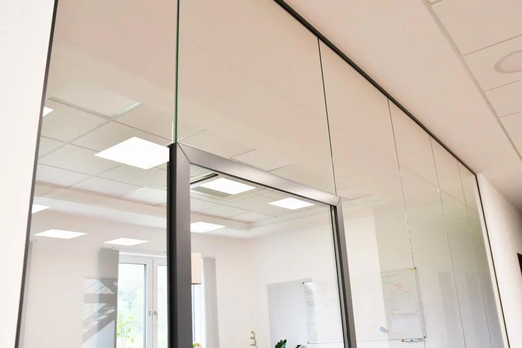 Jak vybrat správný typ skleněné příčky do kanceláře nebo domu